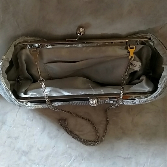 Silver Sequence Bow Clutch with chain . - Picture 2 of 4